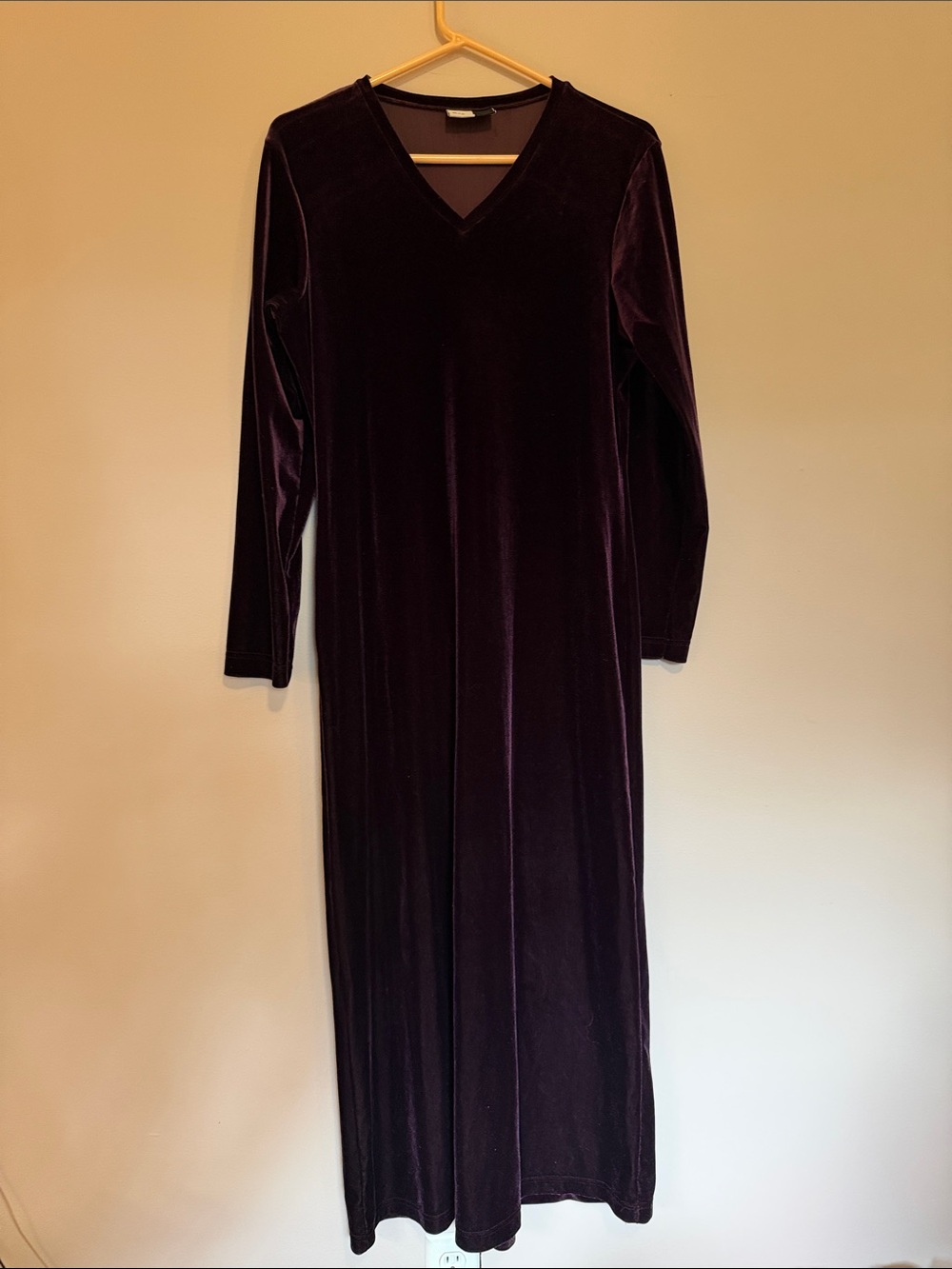 Vintage Women's Velvet V-Neck Long Sleeve Maxi Dress — Deep Plum